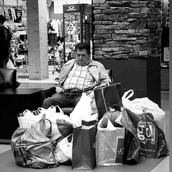 Uomini che accompagnano le donne a fare shopping: 15 foto che solo un uomo può capire