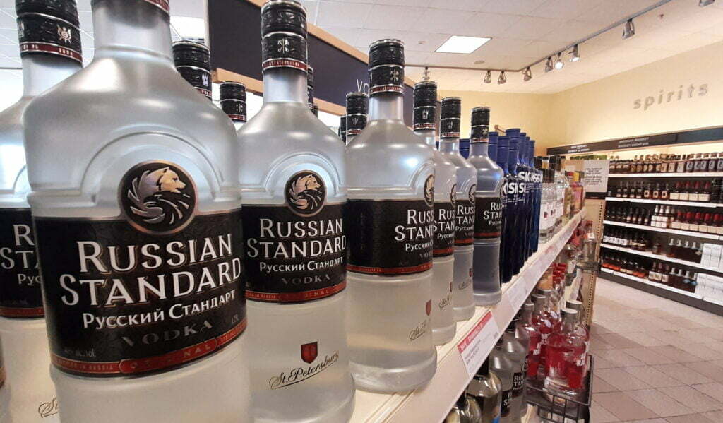 La guerra alla vodka: l’Occidente contro la Russia